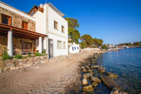 Mesmerizing House Right Next to the Sea with a Refreshing View and Balcony in Gumusluk, Bodrum